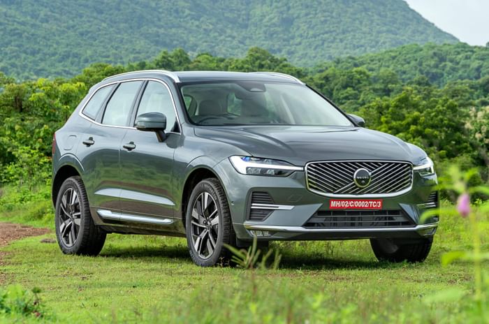2025 Volvo XC60 facelift front right static 2025 Volvo XC60 facelift front right static