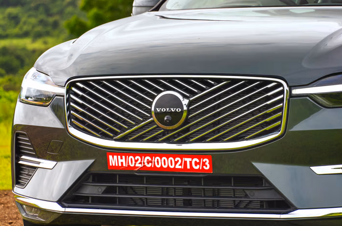 2025 Volvo XC60 facelift grille 2025 Volvo XC60 facelift grille