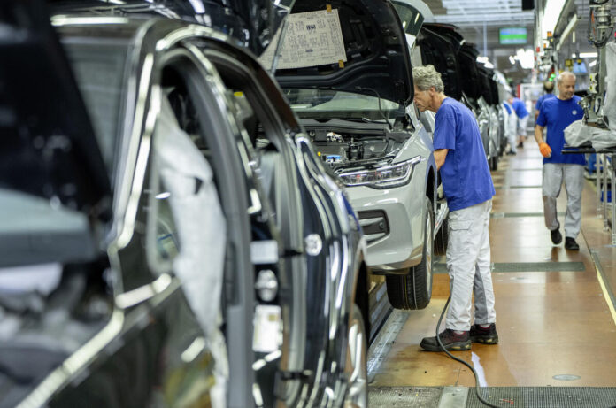 Volkswagen-to-halt-Golf-production-as-new-chip-crisis-looms.jpg